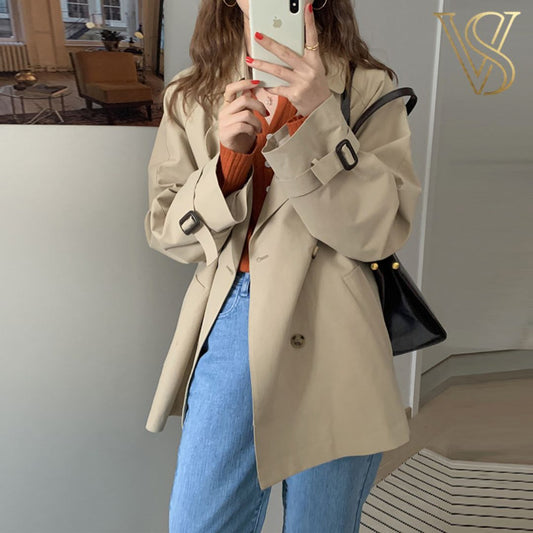 Chic beige short trench coat featuring buckled cuff straps and a double-breasted design, perfect for a versatile ready-to-wear wardrobe.